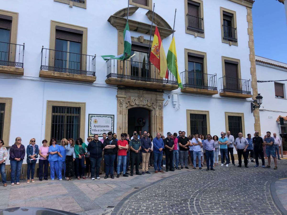 Emotivos cinco minutos en la puerta del Ayuntamiento por la muerte del guardia civil tráfico Fermín Cabezas